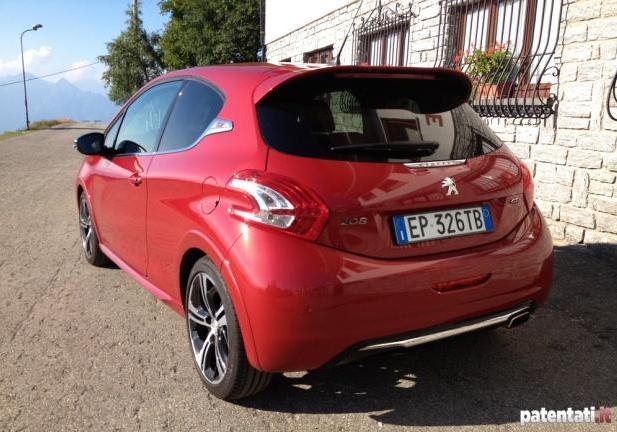 Prova su strada Peugeot 208 GTi tre quarti posteriore