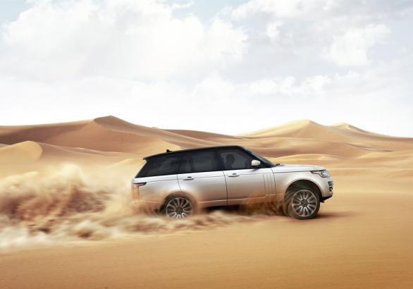Range Rover my 2013 nel deserto profilo destro