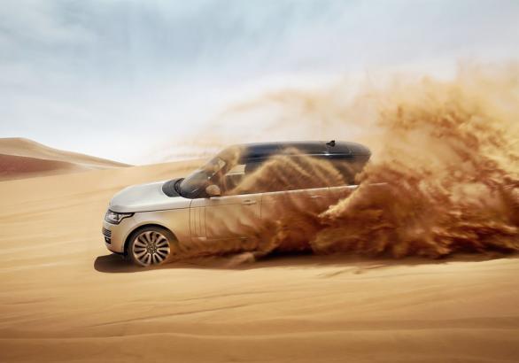 Range Rover my 2013 nel deserto profilo sinistro