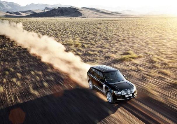 Range Rover my 2013 nel deserto vista dall'alto