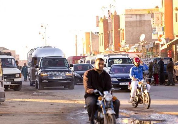 Range Rover e Airstream nel traffico del Marocco