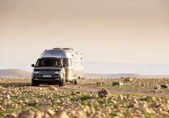 Range Rover e Airstream su strada sterrata anteriore