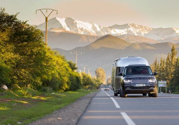 Range Rover e Airstream su strada