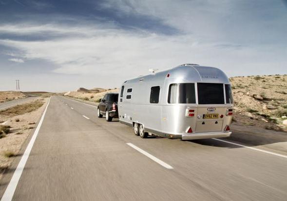 Range Rover e Airstream tre quarti posteriore