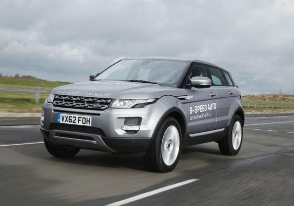 Range Rover Evoque con cambio automatico ZF a 9 rapporti tre quarti anteriore