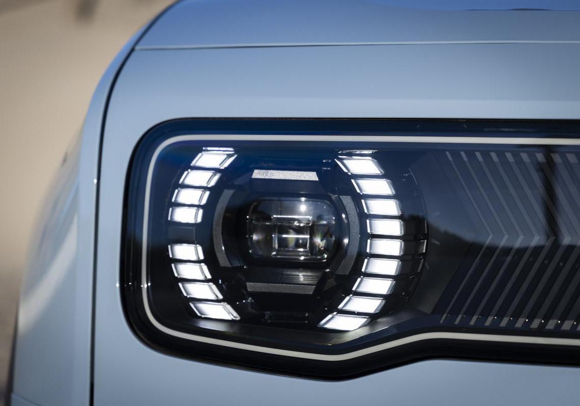 Renault 4 E-Tech Techno fari anteriori