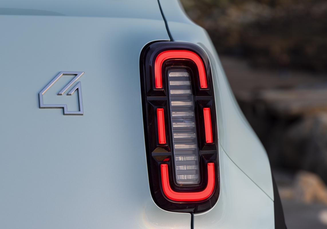 Renault 4 E-Tech Techno fari posteriori