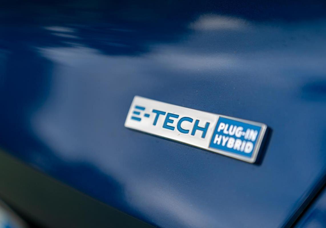 Renault Captur E-TECH Plug-in Hybrid badge