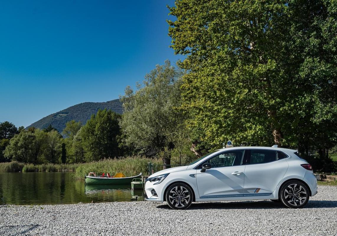 Renault Clio E-Tech full hybrid immagine