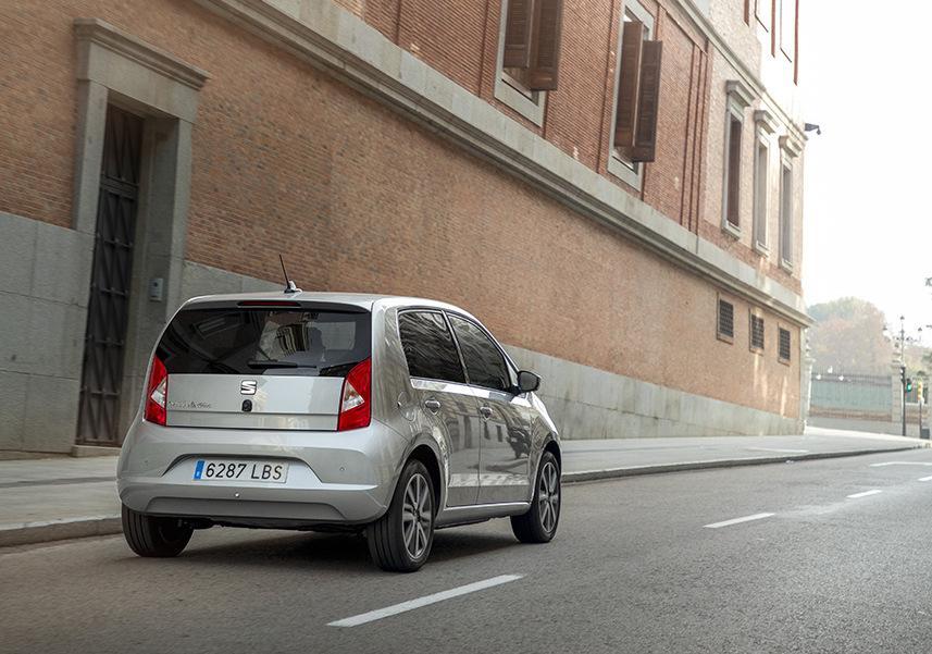 Seat Mii electric grigia tre quarti posteriore