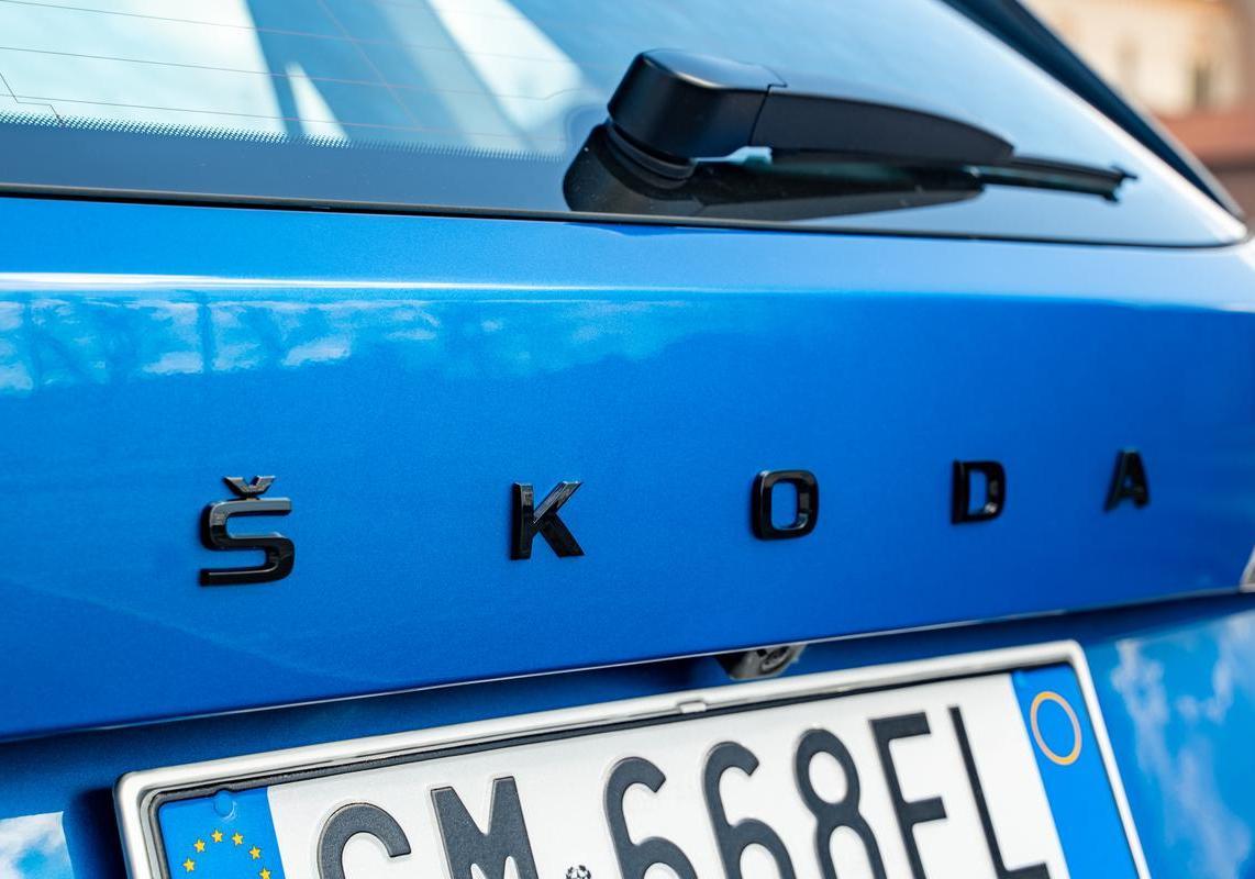 Skoda Kamiq Black Dots badge marca