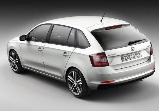 Skoda Rapid Spaceback bianca tre quarti posteriore