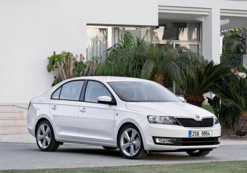 Skoda Rapid tre quarti anteriore lato destro