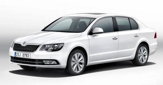 Skoda Superb restyling tre quarti anteriore