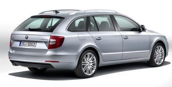 Skoda Superb Wagon restyling tre quarti posteriore