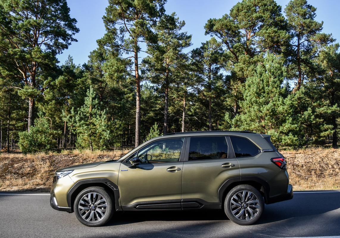 Subaru Forester e-Boxer Premium profilo