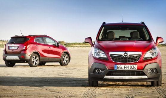 Suv compatto Opel Mokka anteriore e tre quarti posteriore