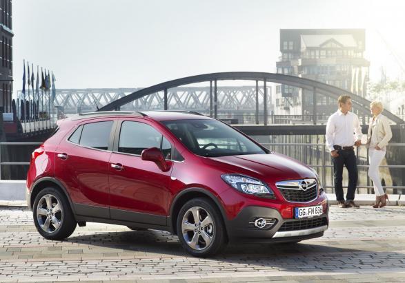 Suv compatto Opel Mokka tre quarti anteriore lato destro