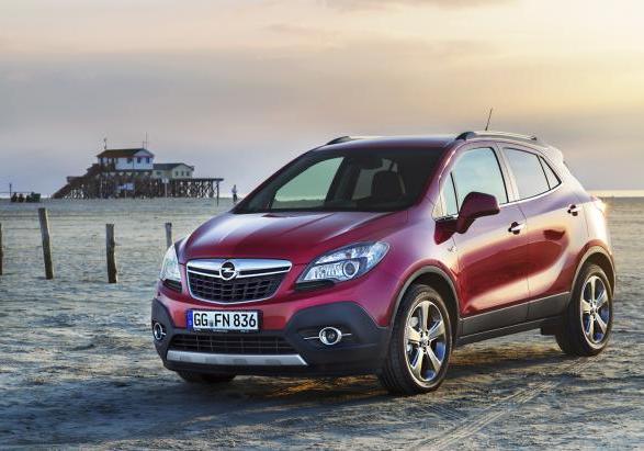 Suv compatto Opel Mokka tre quarti anteriore lato sinistro