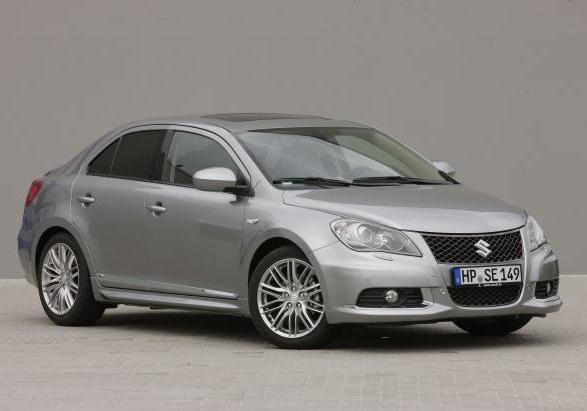 Suzuki Kizashi tre quarti anteriore