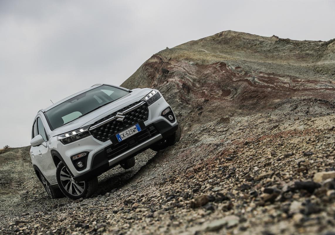 Suzuki S-Cross Dualjet Hybrid 4x4 off-road