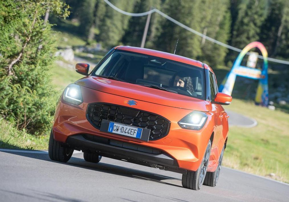 Suzuki Swift Hybrid AllGrip su strada asfaltata
