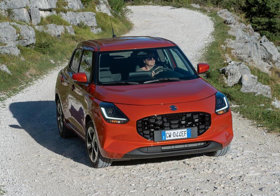 Suzuki Swift Hybrid AllGrip su strada sterrata