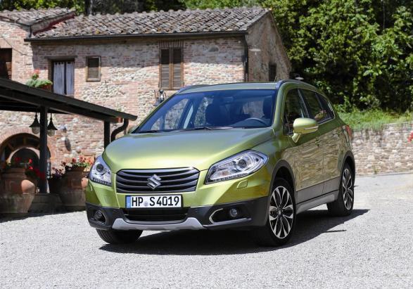 Suzuki SX4 S-Cross tre quarti anteriore lato destro