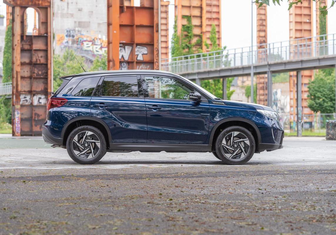Suzuki Vitara Boosterjet 4x4 Blu Capri 2024 laterale