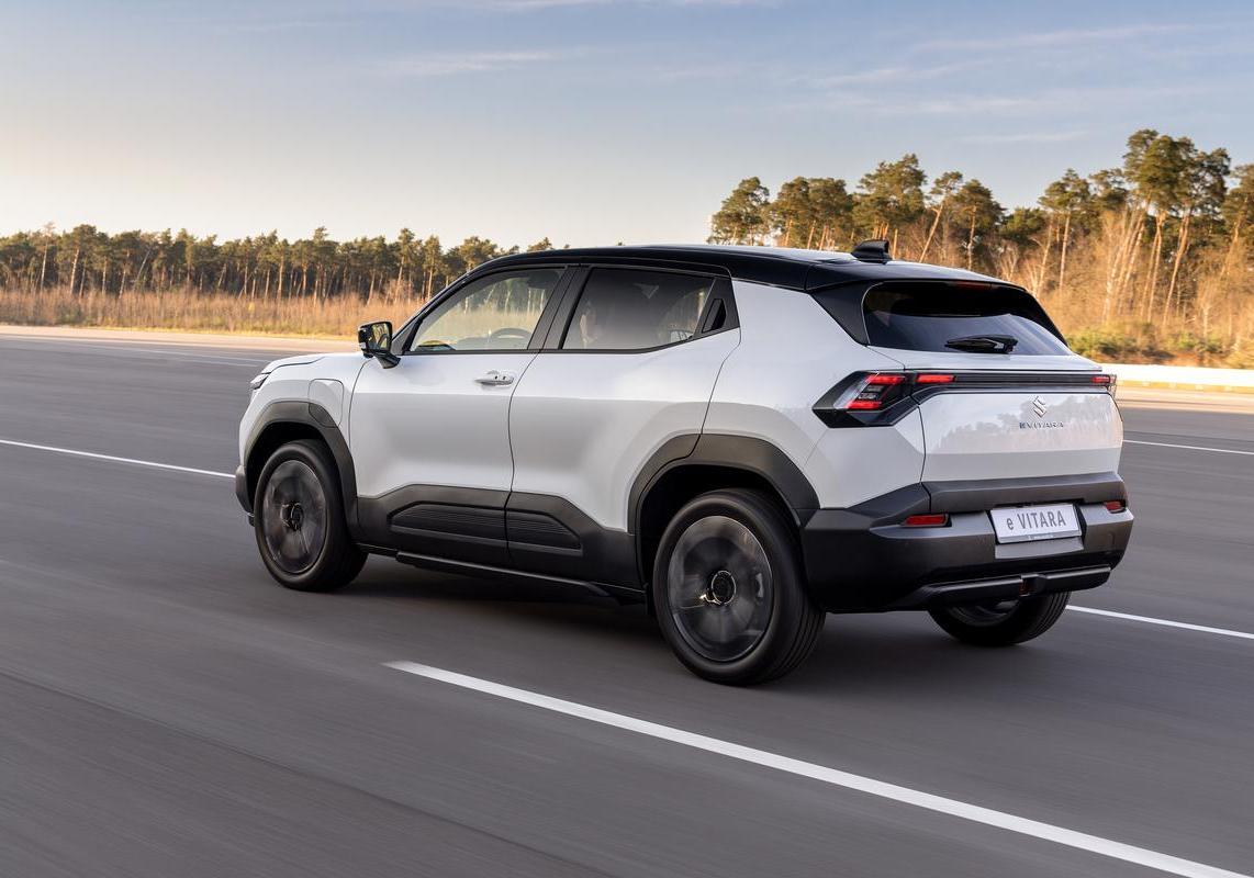Suzuki Vitara elettrica foto
