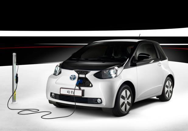 Toyota iQ EV tre quarti anteriore