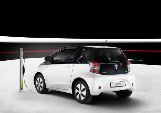 Toyota iQ EV tre quarti posteriore