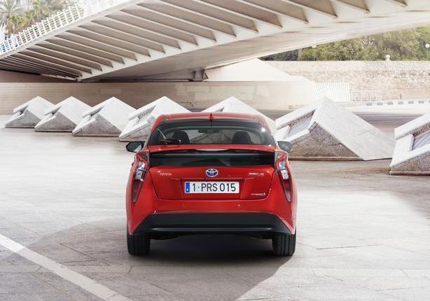 Toyota Prius Plug-in posteriore rossa