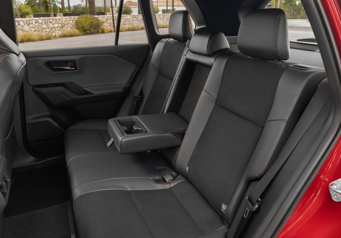 Toyota RAV4 GRS - sedili