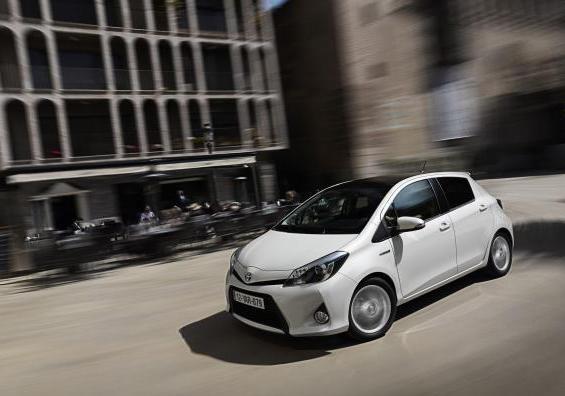 Toyota Yaris Hybrid tre quarti anteriore lato destro