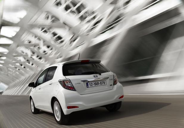 Toyota Yaris Hybrid tre quarti posteriore lato sinistro