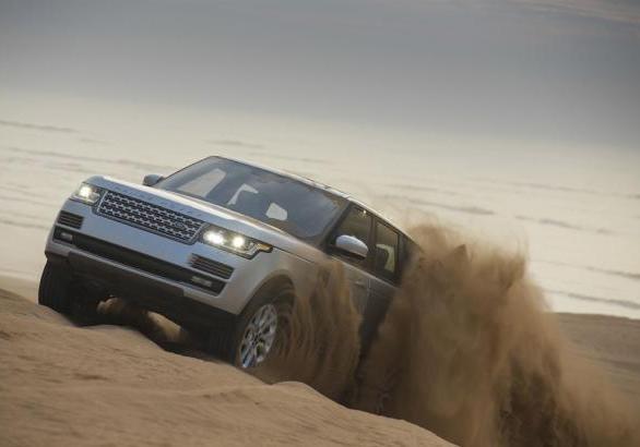 Viaggio in Marocco nuova Range Rover sulla sabbia tre quarti anteriore