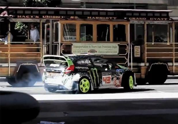 Video Gymkhana 5 derapate attorno al tram