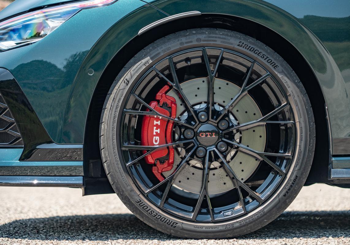 Volkswagen Golf GTi Edition 50 verde 10
