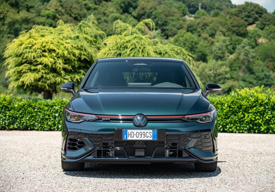 Volkswagen Golf GTi Edition 50 verde 9