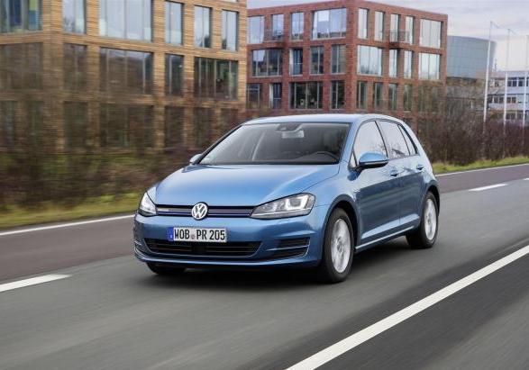 Volkswagen Golf TGI Bluemotion tre quarti anteriore