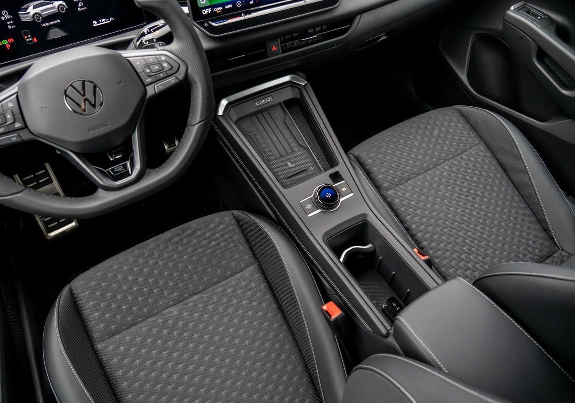 Volkswagen T-Roc 2026 eTSI foto interni