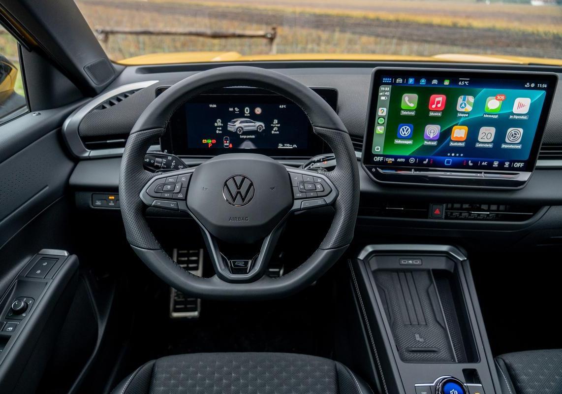 Volkswagen T-Roc 2026 eTSI interni