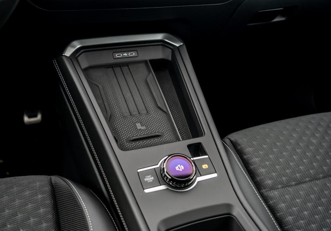 Volkswagen T-Roc 2026 eTSI piastra telefono