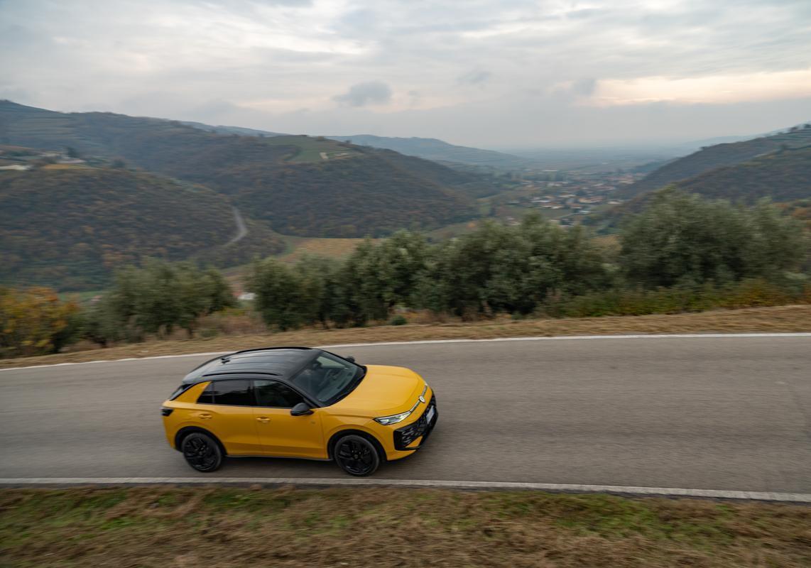 Volkswagen T-Roc 2026 eTSI profilo