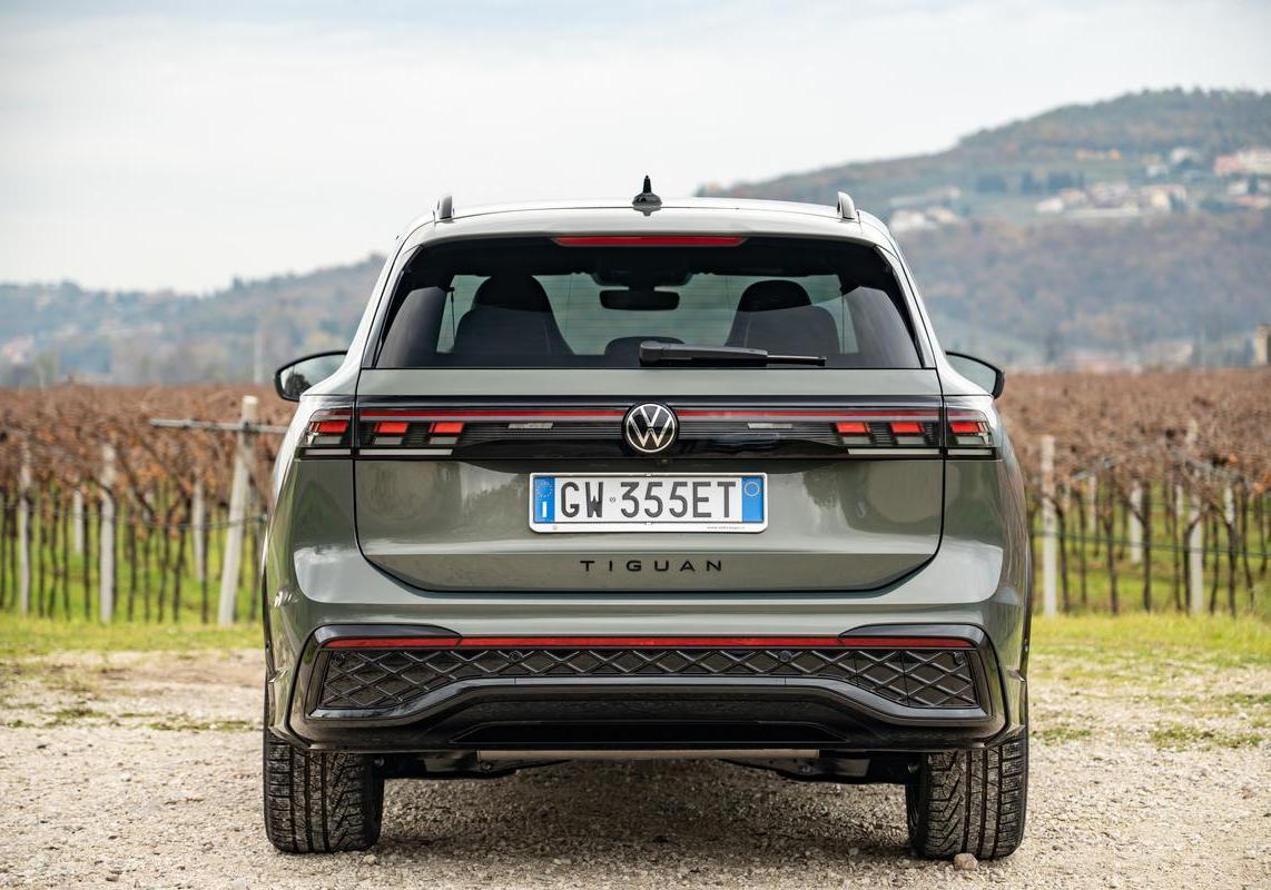 Volkswagen Tiguan eHybrid r line posteriore