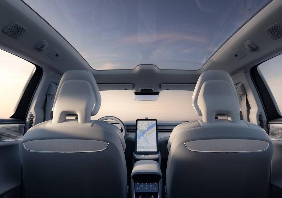 Volvo ES90 interni e tetto panoramico