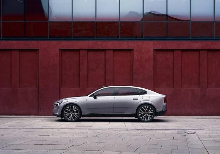 Volvo ES90 on road 2