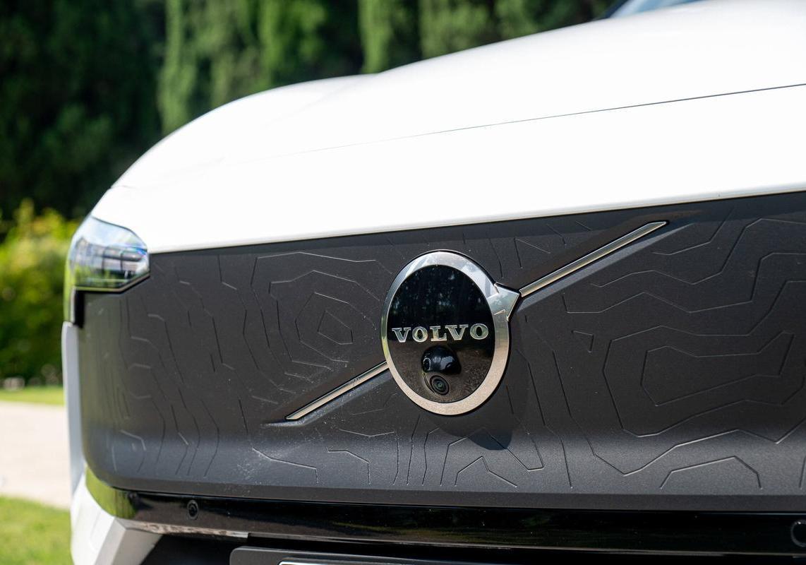 Volvo EX30 Cross Country calandra