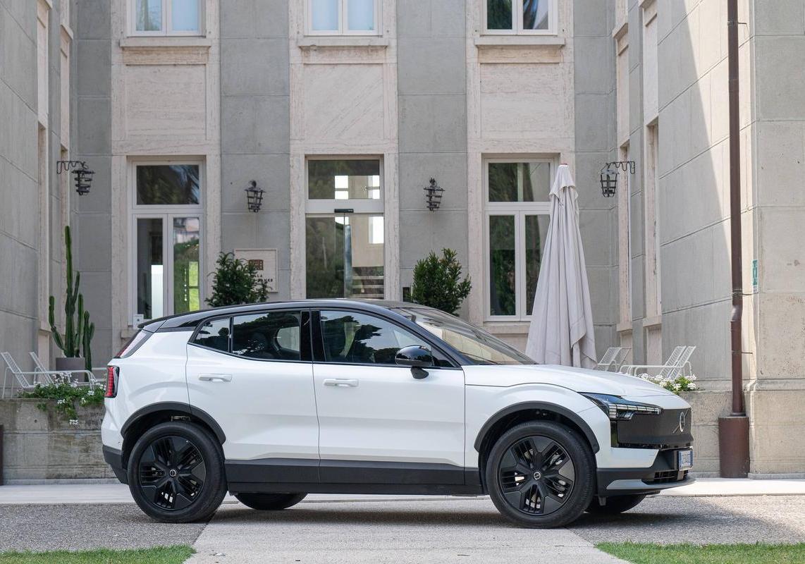 Volvo EX30 Cross Country foto 2